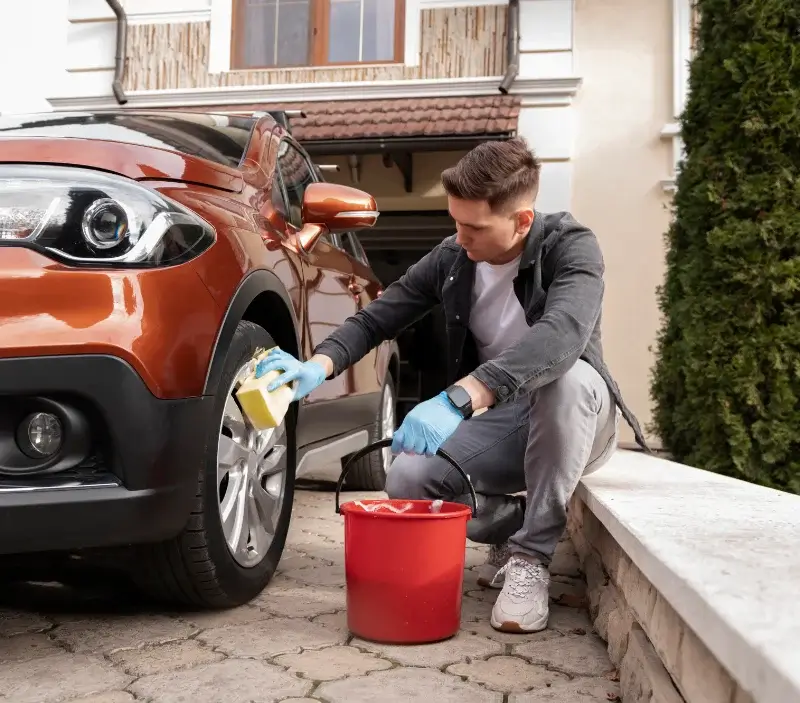 Lavage auto à domicile Les Mureaux : professionnel intervenant sur un véhicule